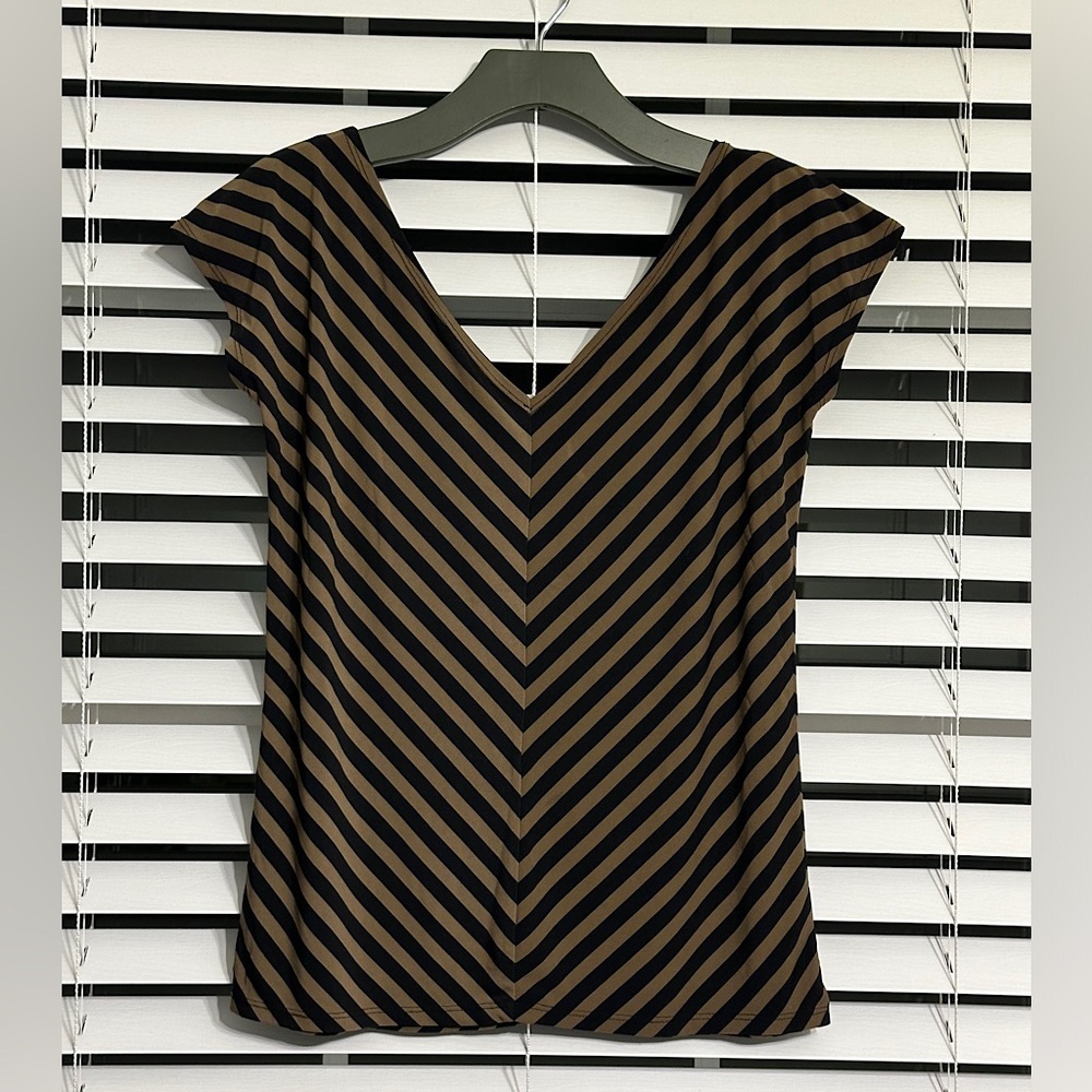 #9) Liz&Co Stretch V-neck Top Size M